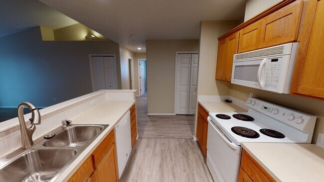 Building Photo - Single Level  House in Sandy- Great Open Floor Plan- Pet Friendly!