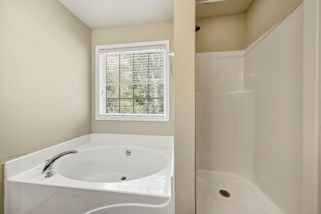 Building Photo - 4750 Ferncrest Pl