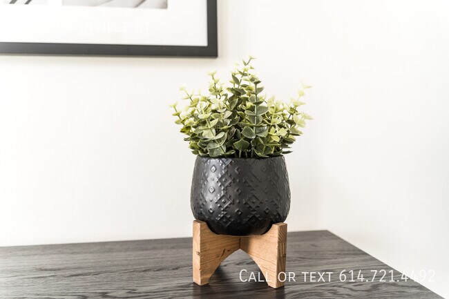 Building Photo - 1487 Granville St