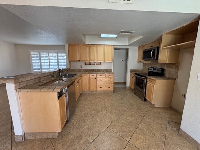 Building Photo - 3 Bedroom - 2 Bath Pool Home