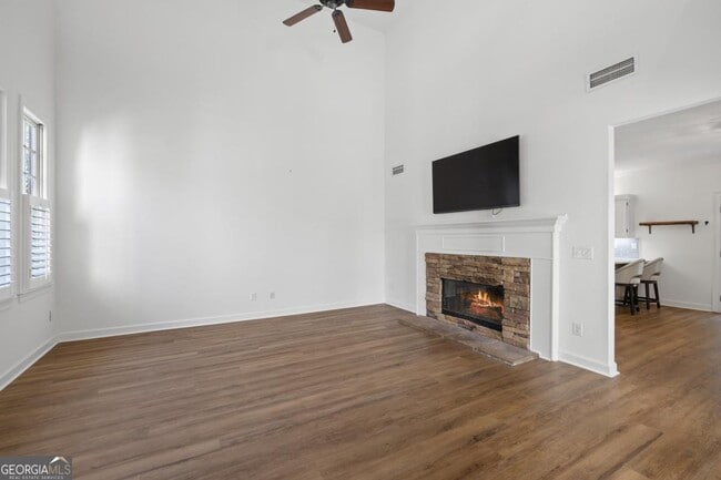 Building Photo - 1410 Club Dr