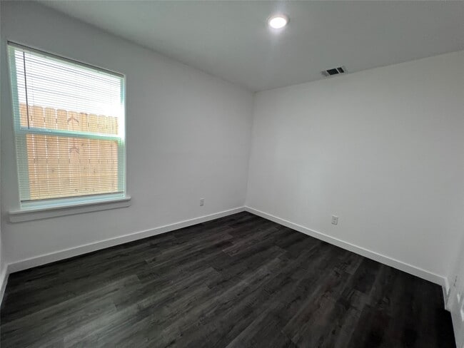 Building Photo - 9243 Seeker St