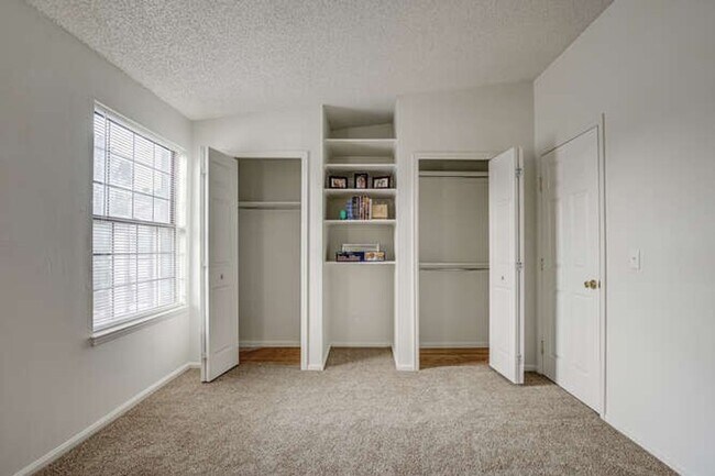 Building Photo - 1 Bedroom 1 Bathroom Beautifully Updated Washer/Dryer In Unit