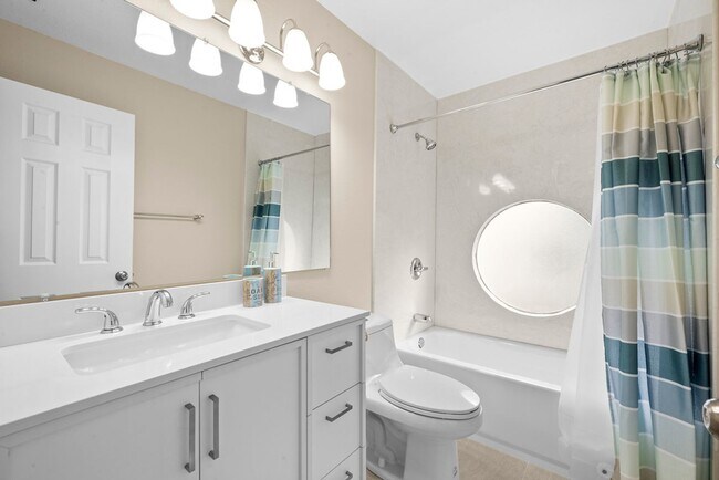 Building Photo - Beautiful 3-bedroom, 3-bathroom townhome  ...
