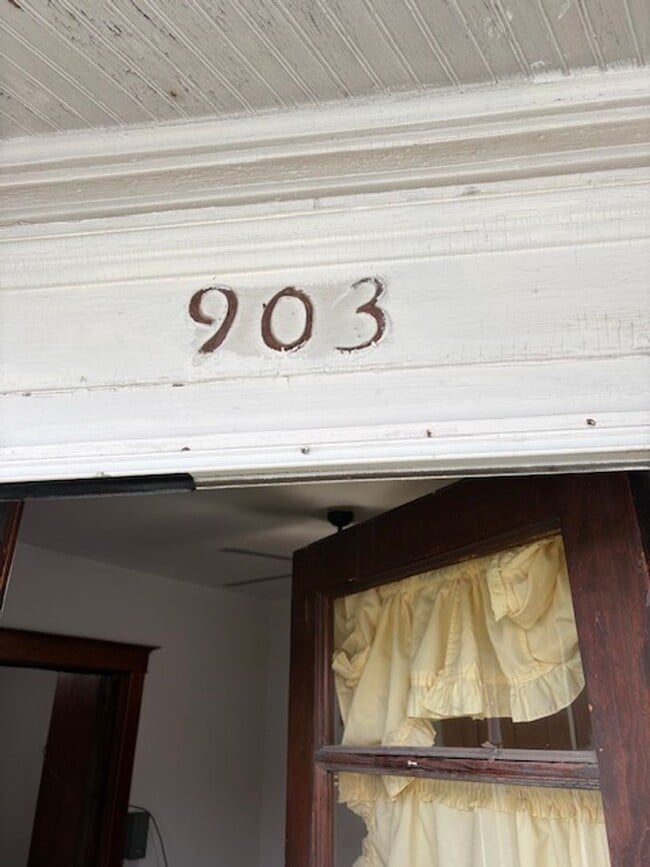 Building Photo - 903 Randolph St