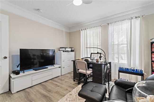Building Photo - 728 NW Waterlily Pl