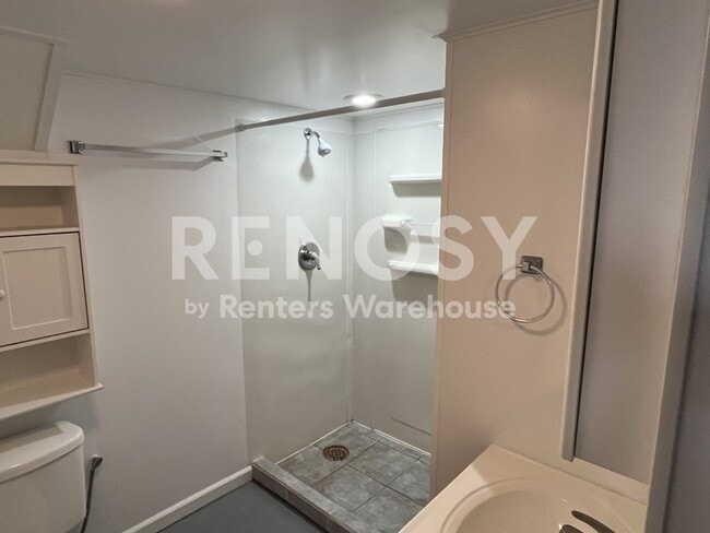 Building Photo - 4BD/2BA in Newport Available Now!