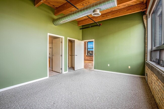 Building Photo - 234 E Reservoir Ave