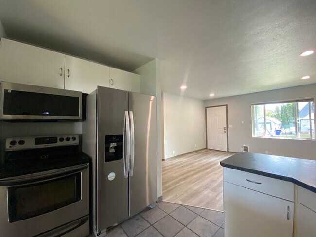 Building Photo - Move-in Special-One month free rent!! 4 be...