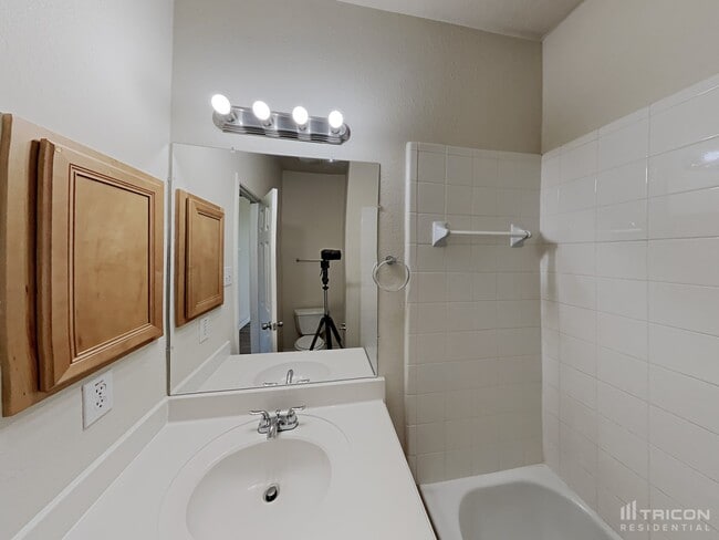 Building Photo - 706 Chase Point Cir