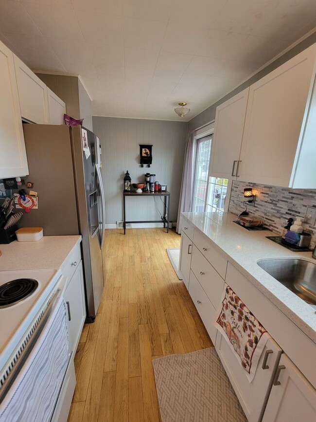 Building Photo - Available June 2025 - Beautifully Renovate...