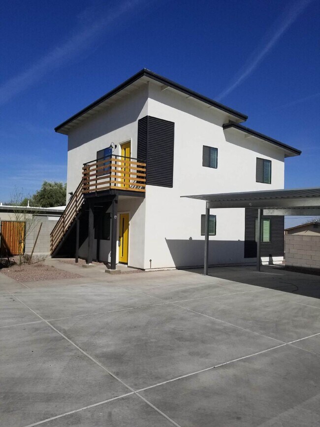 Building Photo - FANTASTIC FIRST FLOOR 2 BEDROOMS AND 1 BATHROOM PLUS PRIVATE BACKYARD