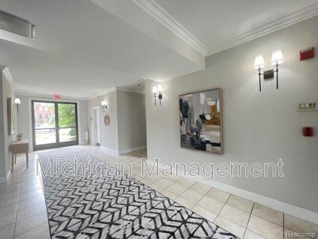 Building Photo - 2735 E Maple Rd