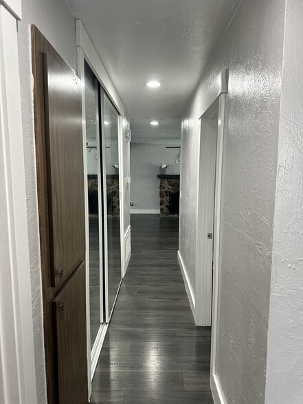 Hallway to living room - 4864 Chablis Ct
