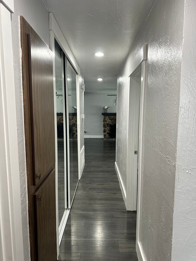 Hallway to living room - 4864 Chablis Ct