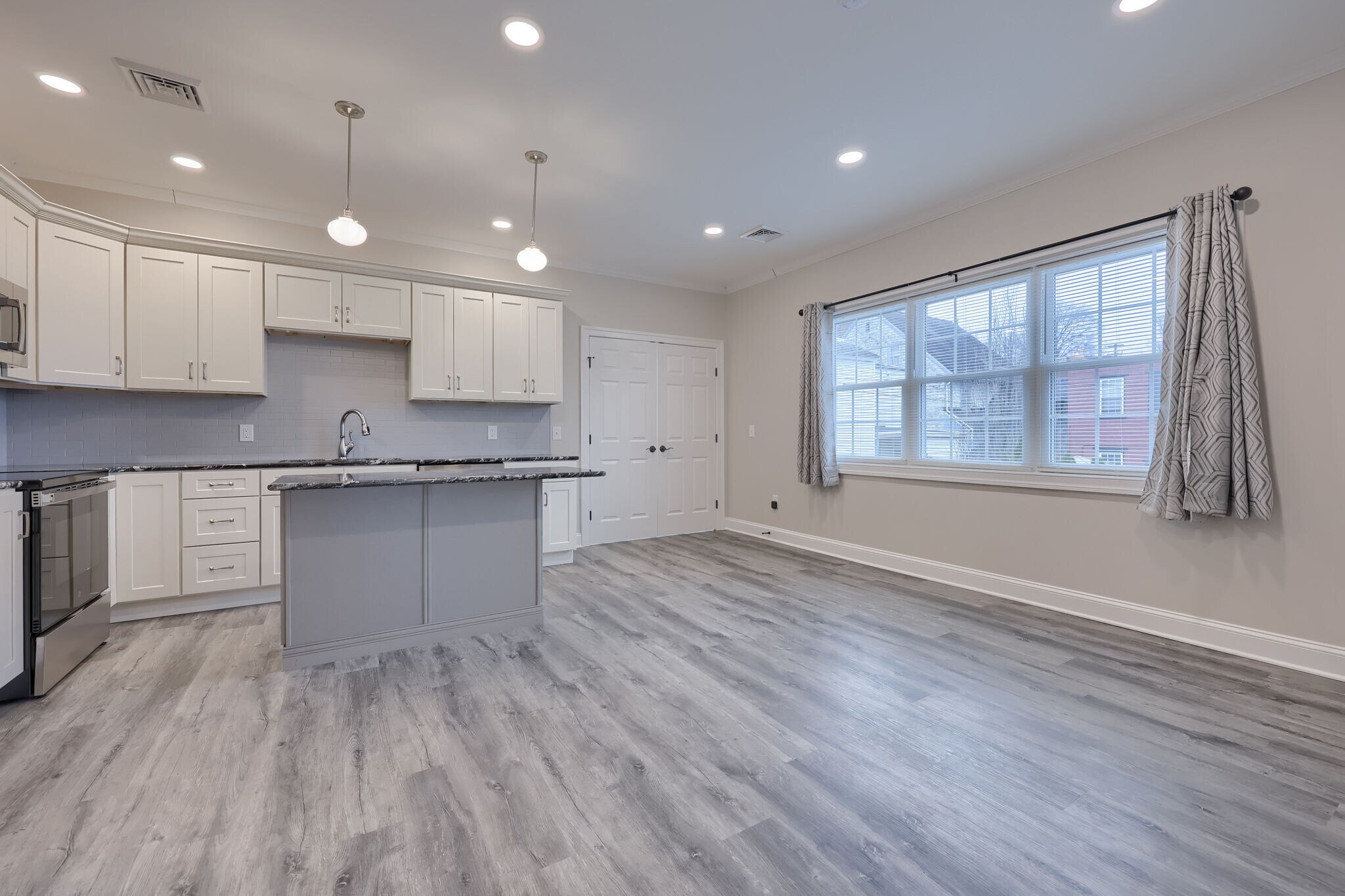 Building Photo - 231 E Main St