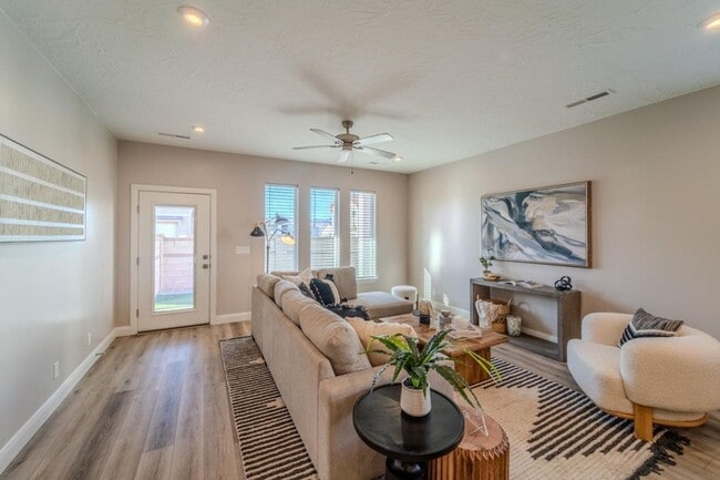 Building Photo - Beautiful 3 bed 2 bath + Den Home in Desert Color! Corner Lot!!
