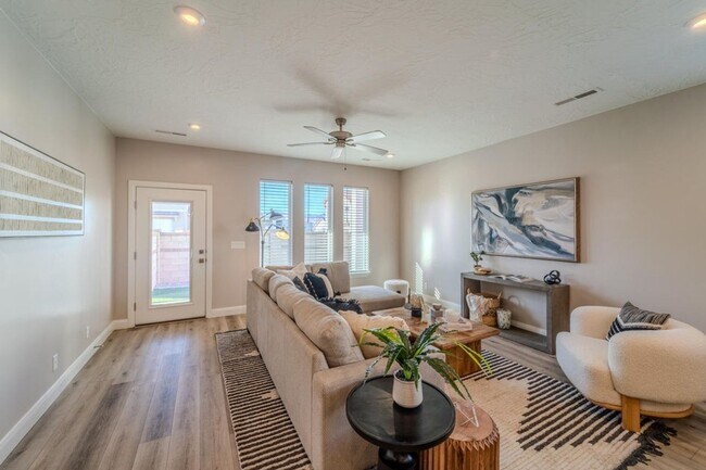 Building Photo - Beautiful 3 bed 2 bath Desert Color Home! ...