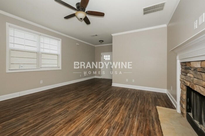 Building Photo - 18 E Newnan Rd