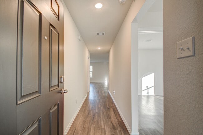 Building Photo - 6202 N Wayside Dr