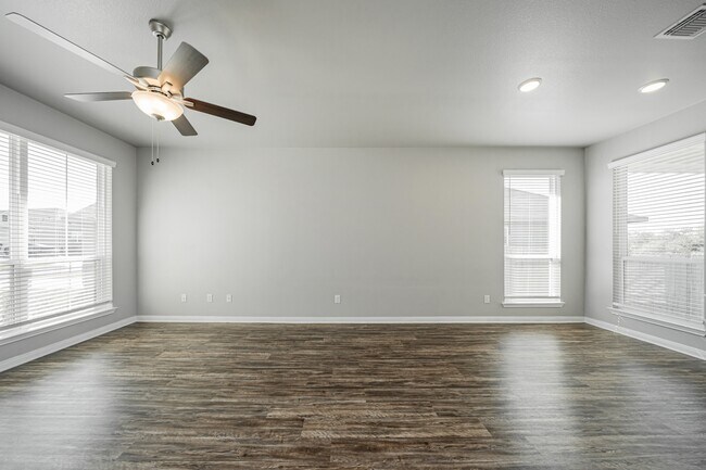 Building Photo - 525 Fallbrook Dr