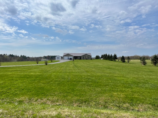 Building Photo - 40020 Selos Rd