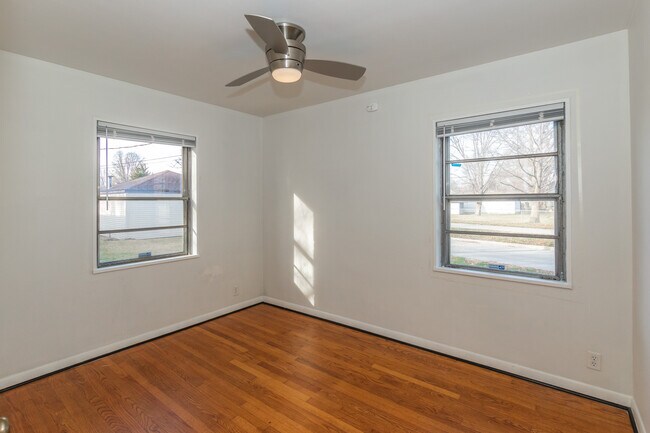 Building Photo - 4942 W 11th St