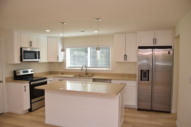 Building Photo - 5724 Hillcrest Dr SW