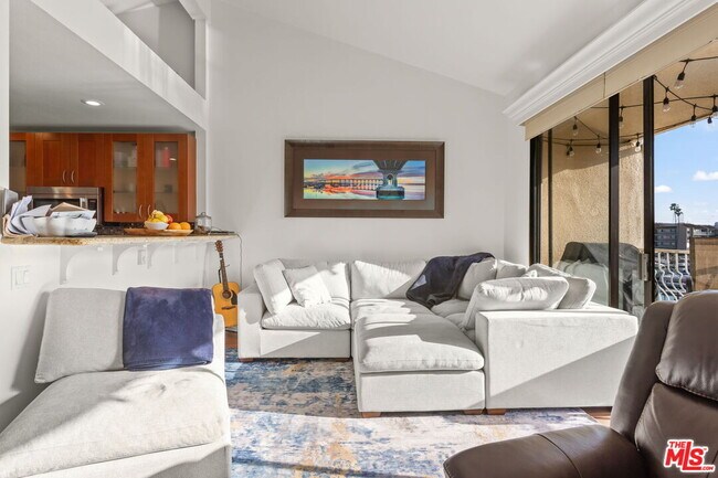 Building Photo - 4637 Park Dr