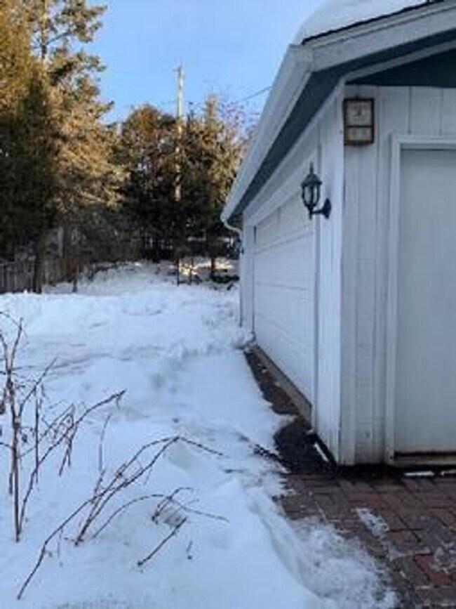 Building Photo - AVAILABLE AUGUST -  3 BED 2 BATH