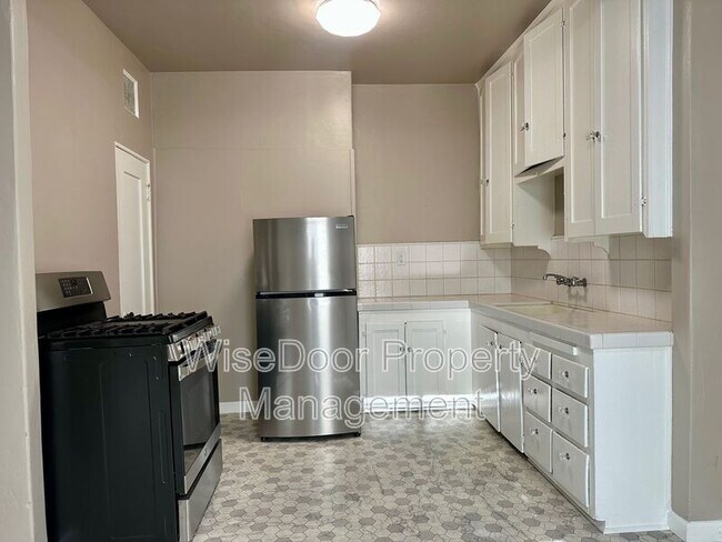 Building Photo - 1030 Leonard Ave