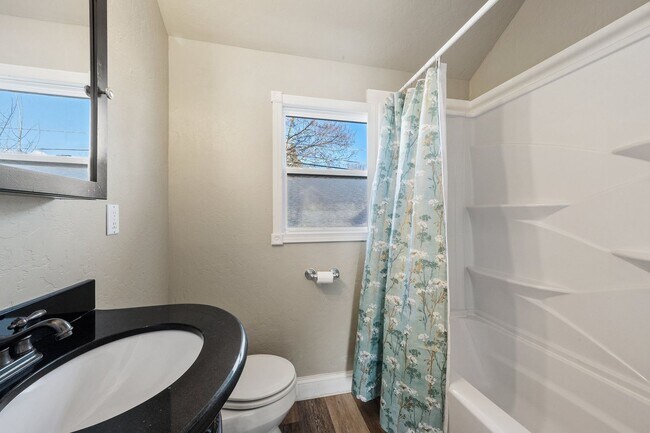 Building Photo - Sanders Beach home 3 bed 2 bath with second living room