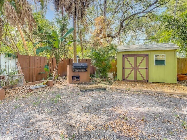 Building Photo - Charming Three bedroom one bath with huge backyard