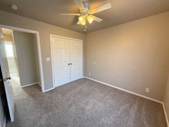 Building Photo - 3 bedroom Two Story Duplex!