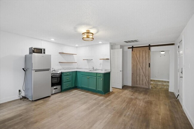 Building Photo - 4024 Collinwood Ave