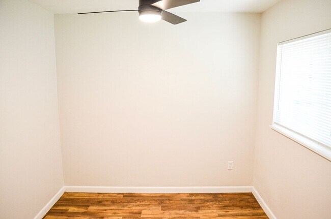 Building Photo - Hazel Heights 3 bedroom 2 bath concrete bl...