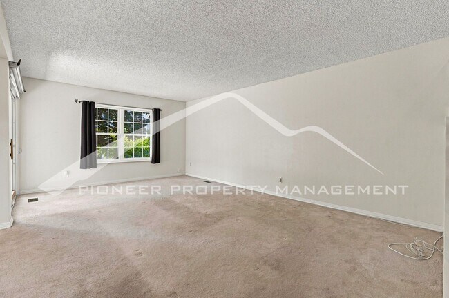 Building Photo - Stunning Townhouse with Washer/Dryer and Central AC