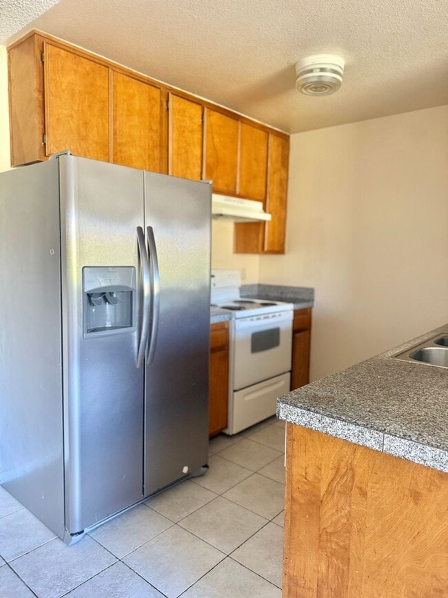 Building Photo - 2BD/2BTH with Private Patio, Walk-In Closet, Onsite Laundry, and Parking!