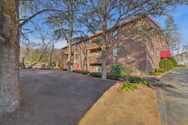 Building Photo - 1011 Main St