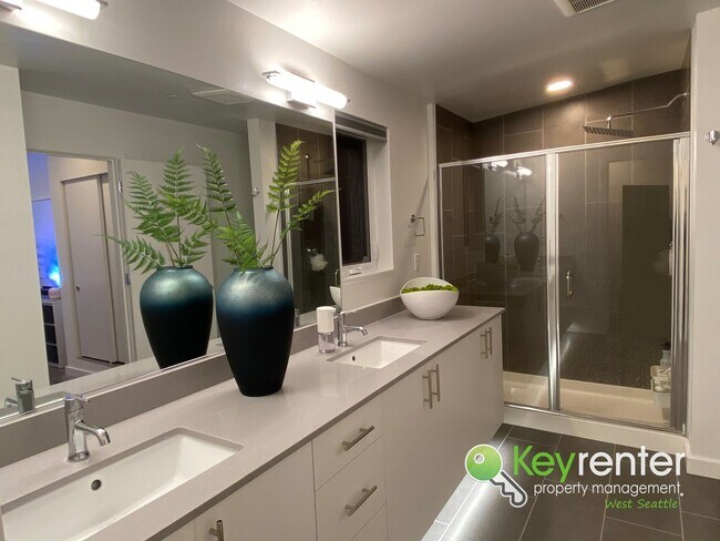 Building Photo - 4 Bedroom Seattle Townhome with Parking and Modern Finishes