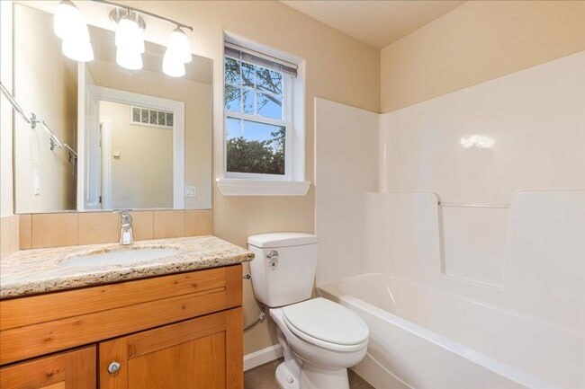 Building Photo - Modern Townhome Near the Willamette River