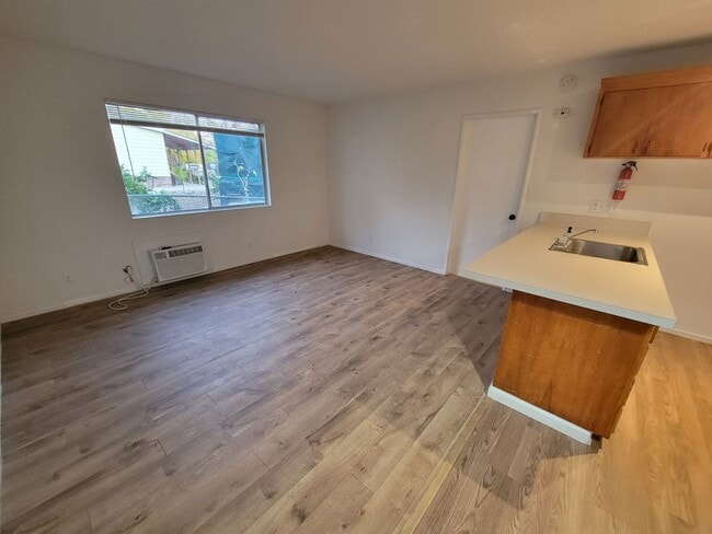 Building Photo - 1 Bedroom 1 Bath Triplex Unit in Los Molinos!