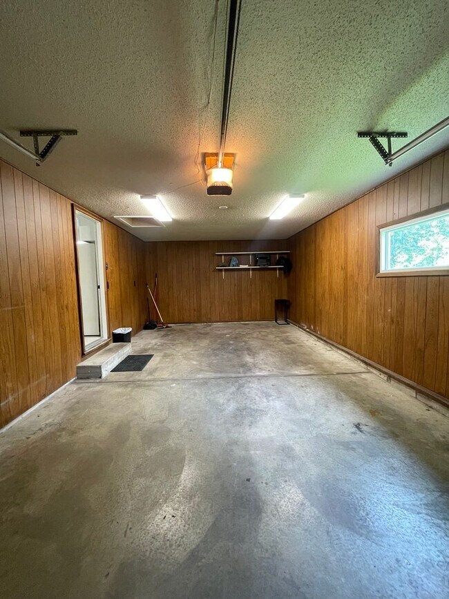 Building Photo - Great Location 3 bedroom 1 bath 1car garage