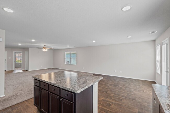 Building Photo - Craftsman in Cleburne