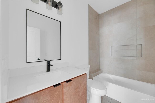 Building Photo - 15 S Dahlia St