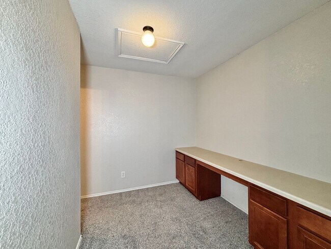 Building Photo - Beautiful 4 Bedroom Home in Inwood Place!