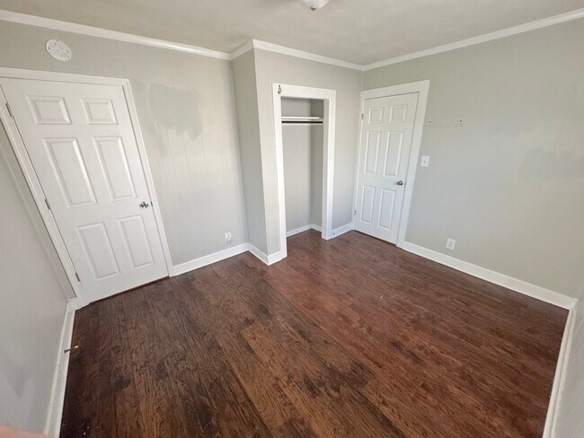 Building Photo - 104 Cushing St