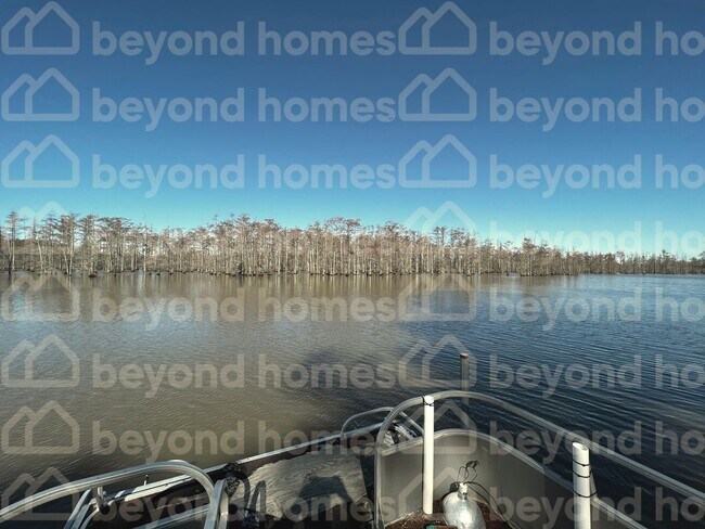 Building Photo - Beautiful lake views with this renovated 4...