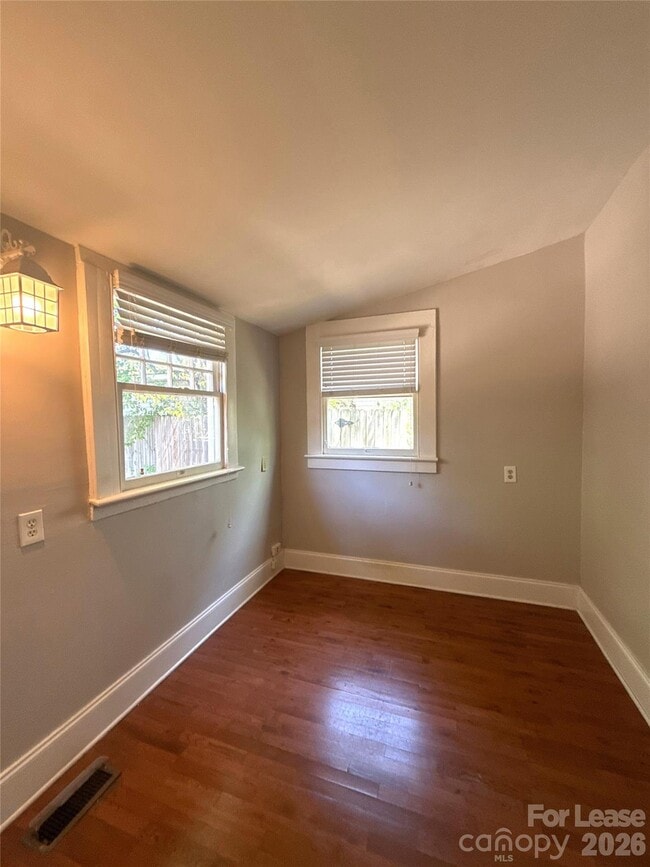 Building Photo - 421 Hawthorne Ln