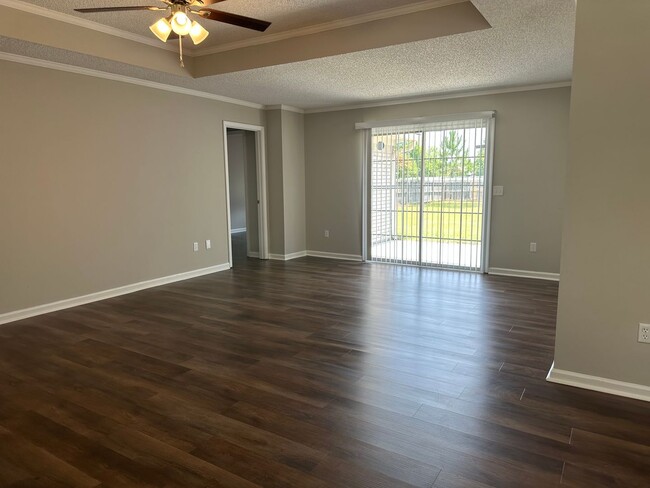 Building Photo - **FALL MOVE-IN SPECIAL: $500 OFF 1st MONTH...